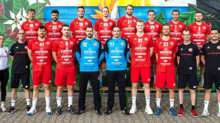 Mit diesem Team startet Absteiger HG Oftersheim/Schwetzingen in die Oberliga-Runde: Jan Triebskorn (hinten v. l.), Patrick Buschsieper, Jan Remmlinger, Tim Kusch, Florian Burmeister, Leon Haase, Christian Wahl, Max Barthelmeß sowie Athletiktrainerin Anne Braun (vorne v. l., Michael Stürmer, Jannik Geißler, Marc Kern, Benedikt Müller, Frederik Fauerbach, Leonard Zaum, Edward Hammarberg, Physio Christian Gervers und Trainer Christoph Lahme.