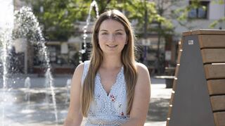 Simone Reiners lebt in Heppenheim. Sie arbeitet in Viernheim – deshalb unser Foto vor dem Apostel-Brunnen.