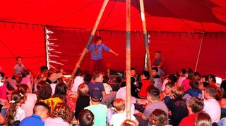 Dicht gedrängt sitzen die Zweit- und Drittklässler der Zeyher-Grundschule im roten Erzählzelt und lauschen der spannenden Geschichte des faulen Kükens, die ihnen Betsy Denzer mit viel Gestik und Mimik vorträgt.