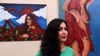 Die iranische Künstlerin Soroor stellt ihre Kunstwerke in der Galerie Farben Schäfer in der Mannheimer Straße in Schwetzingen aus – hier steht sie vor ihren Kunstwerken „Frau der Revolution“ und „Ich als Frau“.