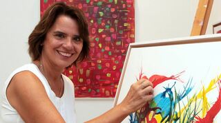 Nicole Fuchs bereitet sich in ihrem Atelier in der Karlsruher Straße 12 in Hockenheim auf ihre nächste Ausstellung vor. Diese ist im Waserturm Plankstadt zu sehen – inklusive Fuchs‘ Werk „White Colored“.