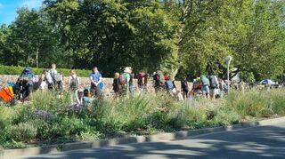 Anstehen fürs Unterkommen: Am Friedhof stauen sich gegen 14.30 Uhr die Campingplatz-Nutzer, die auf dem Platz C 3 wohnen wollen.