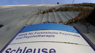 Der Eingang zur Klinik für Forensische Psychiatrie und Psychotherapie im Psychiatrischen Zentrum Nordbaden in Wiesloch.