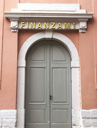 Das Portal des Finanzamts in der Zeyherstraße – hier ist das Service-Center für die Bürger.