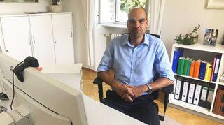 Carsten Quilitz an seinem Schreibtisch im Hauptgebäude des Schwetzinger Finanzamts.