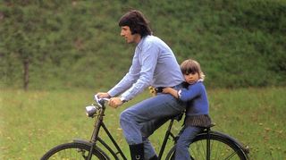 Begegneten sich immer auf Augenhöhe: Udo Jürgens mit Tochter Jenny beim Radausflug 1971.