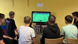 Das macht Freude, das macht Spaß – für das Turnier des beliebten PS 4-Konsolenspiels FIFA kommen zahlreiche Kinder ins Juz. Zu „Schulsozialarbeit meets Juz“ gehören aber noch viele andere Betätigungsfelder.