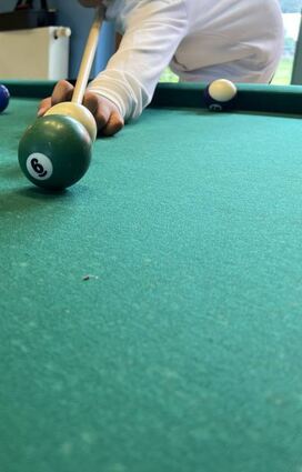 Beim Billard können die Jugendlichen Geschick und Präzision üben.