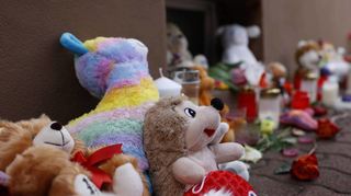 Der Doppelmord einer Mutter aus Hockenheim an ihren zwei Söhnen hat Hockenheim erschüttert. Nach der Tat hatten zahlreiche Menschen Blumen, Kerzen und Stofftiere vorbeigebracht.