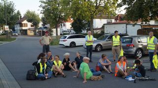 Nur gesetzt, nicht geklebt findet am Freitagabend der Klimaprotest auf der Bahnhofsanlage statt.