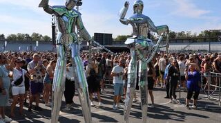 Was für Auge, Ohr und Gaumen: Die Stelzenfiguren, die auf dem Gelände unterwegs sind, ziehen alle Blicke auf sich. Dazu reißen Walking Acts die Besucher mit.