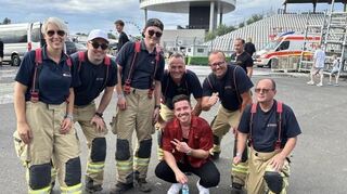 Die Feuerwehr, die beim Glücksgefühle Festival für Sicherheit sorgt, mit Nico Santos.