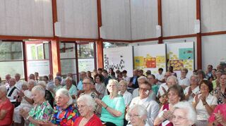 Eine Menge Beifall: Der Jubiläumsgottesdienst im evangelischen Gemeindezentrum ist sehr gut besucht.