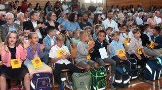 Gespannt und fasziniert erleben die neuen Erstklässler und deren Angehörigen die fröhliche Einschulungsfeier in der Sporthalle der Jahnschule.