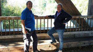 Wissenschaftlicher Direktor Dirk Reichle (r.) und Diplom-Biologe Hans Jerrentrup von der Kabs auf der Brücke zur Rheininsel in Ketsch.