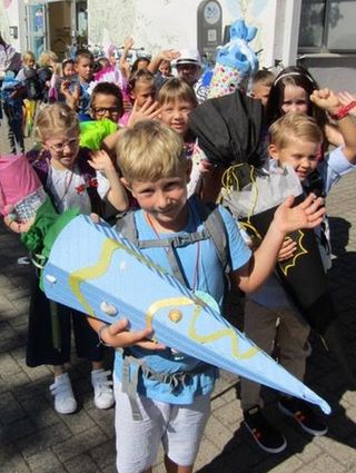 „Hallo, wir sind da!“ – Die Erstklässler der Südstadtschule.
