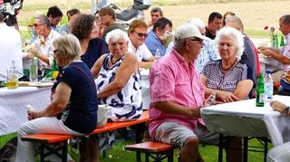 Viele Mitglieder und Freunde der CDU finden den Weg zum Hoffest inmitten der Spargelfelder im Allmendsand.
