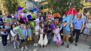 Mit ihren bunten Schultüten startet die 1c an der Alten Schule fröhlich in die Schulzeit.