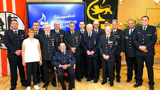 Beim Ehrungsabend der Freiwilligen Feuerwehr schwang viel Stolz mit für das ehrenamtliche Engagement der Feuerwehrleute: Stellvertretender Kommandant Sascha Böhm (v. l.), Bürgermeister-Stellvertreterin Renate Schmidt, Tobias Kutning (Kreisfeuerwehrverband), Hans Fuchs, Uwe Wagner, Kurt Sturm, Sascha Mayer, Alexander Stuntz, Friedhelm Weckauf, Volker Seibert, Michael Wolff, Ehrenkommandant Gerhard Löschmann, Torsten Salchow, Unterkreisführer Matthias Gerlach und Kommandant Christoph Horsch. Bild: Widdrat