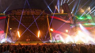 Zum Ende des Glücksgefühle Festivals auf dem Hockenheimring schießen Raketen in den Himmel, eine Lasershow erleuchtet die Nacht und die Menge tobt in den letzten Minuten des zweitägigen Events.