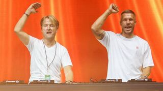 Markus Krampe (l.) und Lukas Podolski „spielen“ DJs bei der Closing Show.