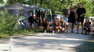 Die Camper glühen beim Flunkyball zwischen den Zelten vor.