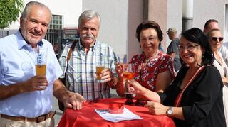 Zum Wohl! Matthias, Rolf, Leopoldine und Jutta lassen es sich bei dem tollen Wetter und der Jazzmusik beim Frühschoppen gut gehen.
