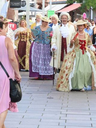 Die gewandeten Damen und Herren des Churfürstlichen Hofstaats flanieren am Mozartsonntag durch die Straßen.