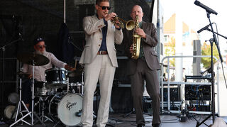 Thomas Siffling an der Trompete und Olav Schönborn am Saxofon (hinten links: Erwin Ditzner am Schlagzeug).