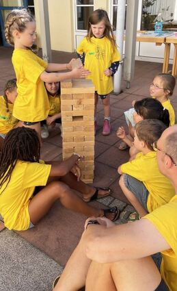 Beim „Riesen-Jenga“ kommt es auf die Gemeinschaft an.