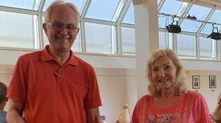 Rita und Winfried Wolf zeigen Schönes, was auf dem Markt verkauft wurde.