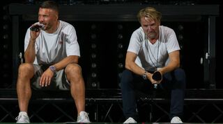 Lukas Podolski und Markus Krampe sprechen nach der Closing Show des Glücksgefühle Festivals noch zu den Besuchern und verkünden, dass das Megaevent auch 2024 wieder an den Hockenheimring kommen wird.