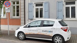 Ein Carsharing-Fahrzeug hat einen festen Parkplatz in der Hebelstraße.