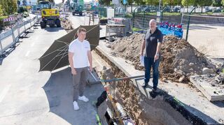 Moritz Heuchel, Projektingenieur der Stadtwerke Schwetzingen, und Olaf Türke, Leiter des Technischen Teams, sind hier bei der täglichen Baustelleninspektion einige Tage vor der Fertigstellung der Trinkwasser- und Fernwärmeversorgung für das neue Stadtquartier „Schwetzinger Höfe“.