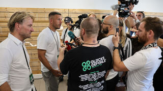 Lukas Podolski und Markus Krampe geben im Media-Center beim Glücksgefühle Festival auf dem Hockenheimring ein Interview.