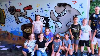 An Tag eins wurde diese coole Wandbild erschaffen – mit Piratenflagge und einem echt coolen Haifisch.