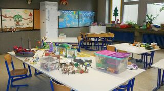Fast raumhoch und nur in der Theorie mobil: Eines der Luftfiltergeräte steht in den ehemaligen Räumlichkeiten der Kernzeit-betreuung in der Oftersheimer Theodor-Heuss-Schule.
