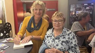 Nach dem Film „20 000 Arten von Bienen“ steht Valerie Schnitzer (l. mit Charlotte D’Auria) den Besuchern im Central Kino für Fragen zur Verfügung und unterzeichnet auch gerne ihre Biografie, die als Buch erschienen ist.