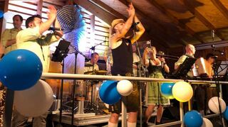 Von „Griechischer Wein“ bis Fiesta Mexicana“: Die Katzbachtaler haben keine Mühe, die Besucher des Oktoberfests in der Waldfest-halle in Stimmung und auf Tische und Bänke zu bringen, das haben sie im vergangenen Jahr gezeigt.