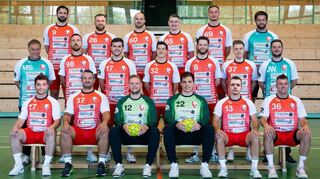 Die 1. Mannschaft der HSG: Mirco Grünholz (hinten v. l.), Dennis Schäfer, Florian Hühn, Julis Schwechheimer, Patrick Netscher, Maximilian Winter (Sportlicher Leiter); Trainer Martin Schnetz (Mitte v. l.), Alexander Bender, Yannick Benetti, Janosch Menger, Oliver Schmitt, Willi Fink, Jonathan Winter (Abteilungsleiter) sowie Adrian Gaida (vorne v. l.), Marius Meyer, Dominik Bertram, Lucas Zanki, Luca Babunski und Carsten Frank Es fehlen Nicolas Keller, Justin Klug, Luc Baumgärtner und Daniel Unser.