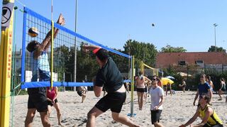 Beim „Eppler Fun Beach Cup“ des TVE haben die Teams trotz großer Hitze ihren Spaß und gehen mit großem Einsatz barfuß im Sand auf Punktejagd.