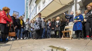 Der Künstler Gunter Demnig verlegt in Speyer an verschiedenen Stellen in der Innenstadt zum zweiten Mal diese Stolpersteine, die an die dort einst wohnenden Opfer jüdischen Glaubens des Nationalsozialismus erinnern werden. Hier sind die Steine vor dem Anwesen Maximilianstraße 66/68 zu sehen.