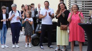 Viele Besucher sind zur Vernissage gekommen und applaudieren den Ausführungen des Künstlers.