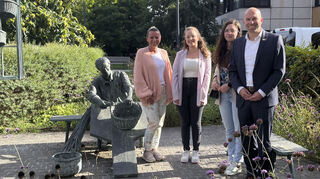 Ausbildungsstart bei der Gemeindeverwaltung Ketsch: Personalrätin Melanie Dosch (v. l.), künftige Verwaltungsfachangestellte Annika Bruhn, angehende Erzieherin Celine Teutsch und Bürgermeister Timo Wangler.