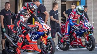 Paul Fröde (l.) und Florian Alt starten in der Königsklasse Superbike, in der Letztgenannter nach 13 Jahren den Titel für Honda holen möchte.