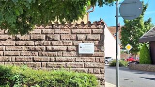 An der Ecke zur Eppelheimer Straße hängt jetzt an der Mauer eine Hinweistafel, die auf Namensgeber Eduard Ferdinand Scipio hinweist.