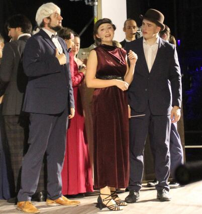 Bill (r., Julius Lehmann) muss seine Tante, Herzogin Maria (Rieke Först), erst noch von seinen Qualitäten überzeugen. Auch Familienanwald Cedric Parchester (Burkhard Hildebrand), hat so seine Zweifel.