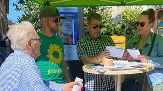 Sammeln „Ideen für dein Hockenheim“: Adolf Härdle (v. l.), Johannes Rausch, Chris-tian Keller und Larissa Rotter haben drüber am Stand eifrig diskutiert.