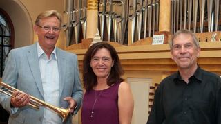 Ein Erfolgstrio: Falk Zimmermann (Trompete), Angelika Reinhard (Sopran) und Detlev Helmer (Orgel) ernten minutenlangen Applaus des Publikums.