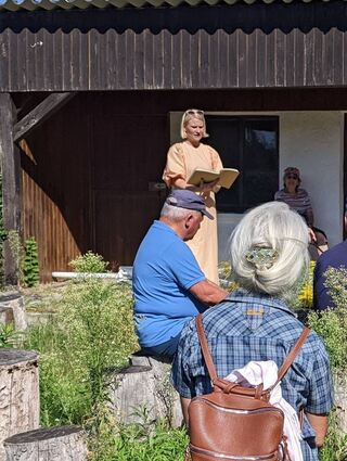 Die Eppelheimer Pfarrerin Michaela Schmittberg (stehend) spricht bei einer Rast über die großen Fragen wie Frieden und Bewahrung der Lebensgrundlagen – mit christlichem Bezug.